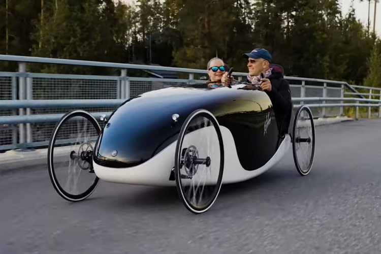 Trợ lực điện sẽ giúp việc di chuyển ở tốc độ thấp trở nên dễ dàng. Tuy nhiên, nếu bạn dự định chạy nhanh hơn 25 km/h, bạn sẽ phải sử dụng lực cơ bắp thuần túy của chính mình để thực hiện điều đó. Sản phẩm cuối cùng cũng sẽ có hệ thống chống trộm. Bằng cách này, chủ xe sẽ sử dụng mã pin để khóa/mở xe. Dự kiến, phương tiện kỳ lạ này sẽ bắt đầu giao hàng vào tháng 4/2020, giá xe Kinner 2022 khoảng 15.000 euro (tương đương 397 triệu đồng).