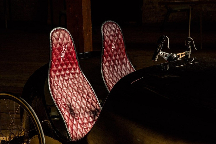 Nguyên mẫu hiện tại có trục cơ sở 220 cm và chiều dài 285 cm. Với khung gầm bằng chất liệu tổng hợp và bộ bánh xe đạp, Kinner chạy điện là một cỗ máy trọng lượng nhẹ có thể dễ dàng di chuyển trong thành phố. Luomaranta nói rằng phương tiện của anh ấy thực sự được đăng ký là xe đạp, và bạn sẽ không cần giấy phép để lái nó - ít nhất là ở Châu Âu.