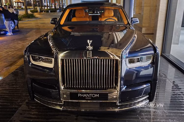Rolls-Royce Phantom EWB thế hệ mới được trang bị động cơ tăng áp kép V12 6.75L cho công suất 563 mã lực và mô-men xoắn cực đại 900 Nm, chiếc sedan siêu sang cần 5,3 giây để tăng tốc từ 0-100 km/h, tốc độ tối đa đạt 250 km/h.