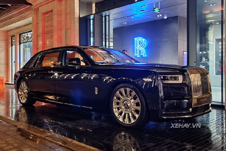 Chiếc Rolls-Royce Phantom VIII mới trong bài thuộc bản trục cơ sở dài (EWB), một số nguồn tin cho biết xe cập bến Việt Nam đã lâu, tuy nhiên do ảnh hưởng của dịch bệnh nên mãi đến nay mới đưa về showroom.