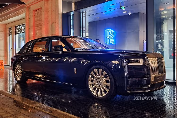 Chiếc Rolls-Royce Phantom VIII mới trong bài thuộc bản trục cơ sở dài (EWB), một số nguồn tin cho biết xe cập bến Việt Nam đã lâu, tuy nhiên do ảnh hưởng của dịch bệnh nên mãi đến nay mới đưa về showroom.