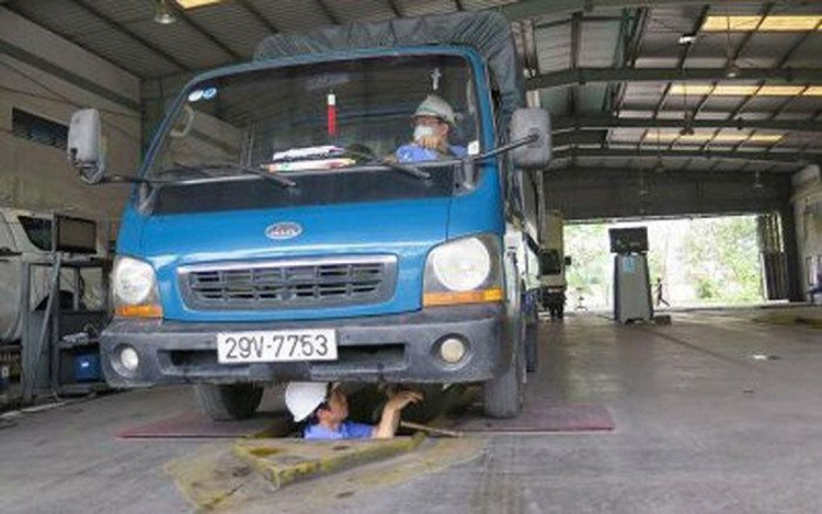 Khong xu phat oto qua han dang kiem tai dia phuong dang gian cach?