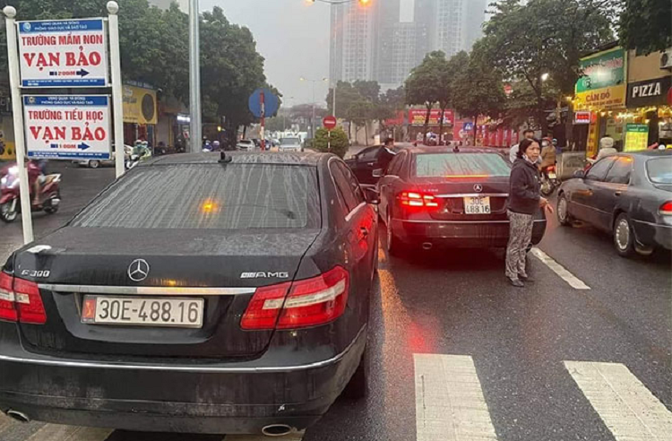 Hai xe Mercedes-Benz bien so “nhu duc”, mot chiec mang bien gia