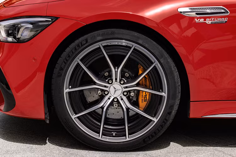 Một số thay đổi nhỏ ở nội thất cũng đã được thực hiện trên phiên bản GT 63 E Performance bao gồm các chức năng và màn hình dành riêng cho xe hybrid AMG như đồ họa trên màn hình thông tin giải trí trực quan hóa dòng điện của toàn bộ hệ thống truyền động và hơn nữa.