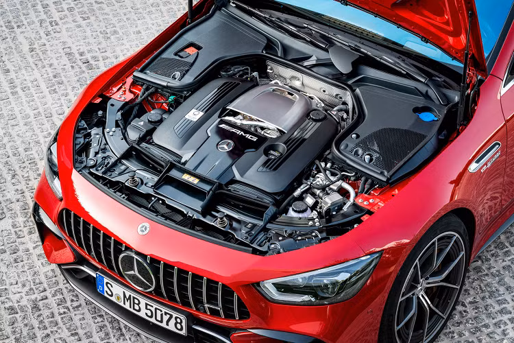 Xe sử dụng pin hiệu suất cao 6,1 kWh chỉ nặng 89 kg, làm mát công nghệ cao với chất lỏng không dẫn điện. Có khoảng 14 lít dung dịch làm mát liên tục chảy qua bộ pin để giữ nhiệt độ pin tối ưu ở mức 45 độ C, bất kể nó được sạc hoặc xả thường xuyên như thế nào.