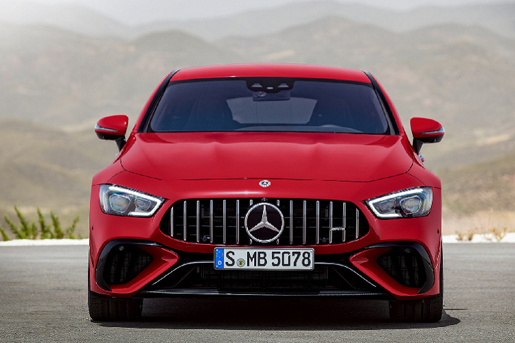 Bên dưới nắp ca-pô siêu xe Mercedes-AMG GT 63 E Performance 2022 chính là động cơ V8 dung tích 4.0L tăng áp kép (biturbo) quen thuộc của AMG. Động cơ V8 sử dụng kết hợp với 1 mô-tơ điện đặt ở trục sau. Động cơ này được tích hợp hộp số 2 cấp chuyển số bằng điện và bộ vi sai chống trượt điều khiển điện tử phía sau.