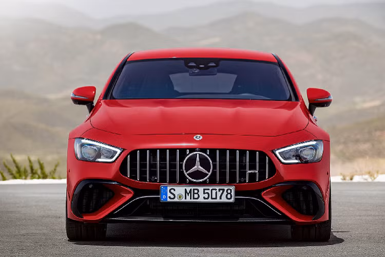 Bên dưới nắp ca-pô siêu xe Mercedes-AMG GT 63 E Performance 2022 chính là động cơ V8 dung tích 4.0L tăng áp kép (biturbo) quen thuộc của AMG. Động cơ V8 sử dụng kết hợp với 1 mô-tơ điện đặt ở trục sau. Động cơ này được tích hợp hộp số 2 cấp chuyển số bằng điện và bộ vi sai chống trượt điều khiển điện tử phía sau.