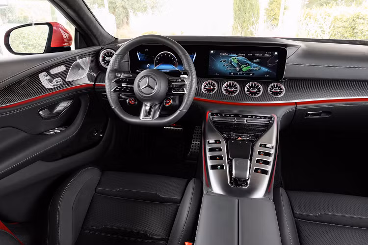 Mercedes-AMG GT 63 E Performance trang bị Tiêu chuẩn với hệ thống treo khí nén AMG Ride Control + sử dụng giảm xóc thích ứng, có thể điều chỉnh điện tử. Để kiềm hãm sức mạnh, xe đi kèm với hệ thống phanh gốm carbon với đĩa trước 420 mm đi kèm với “heo phanh” 6 piston, hoạt động cùng với đĩa sau 380 mm với “heo phanh” piston đơn