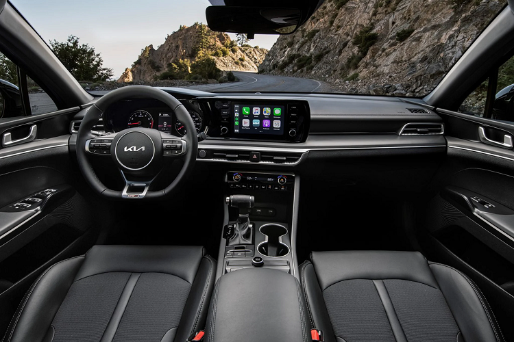 Kia K5 2022 có 2 lựa chọn động cơ xăng, bao gồm: 4cyl 2.0 N/A, Nu MPI, công suất 150 mã lực và mô men-xoắn đạt 192 Nm, sử dụng kết hợp với hộp số tự động 6 cấp. Dẫn động cầu trước (FWD); 4cyl 2.5 N/A, Theta-III GDi, công suất 191 mã lực và 246 Nm, sử dụng kết hợp với hộp số tự động 8 cấp. Dẫn động cầu trước (FWD).