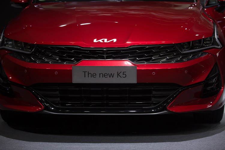 Kia K5 2022 mang kích thước DxRxC lần lượt: 4.905 x 1.860 x 1.465 mm, đi cùng với chiều dài cơ sở 2.850mm. Làm so sánh, chiều dài cơ sở của K5 2022 tăng 50 mm so với thế hệ cũ. Tùy vào phiên bản mà K5 2022 có các cấp độ trang trí khác nhau. Ở phiên bản GT Line cao cấp nhất, xe sử dụng “dàn chân” lắp bộ mâm 19 inch (235/45R18), đi cùng với ốp cản thể thao phong cách GT-Line.
