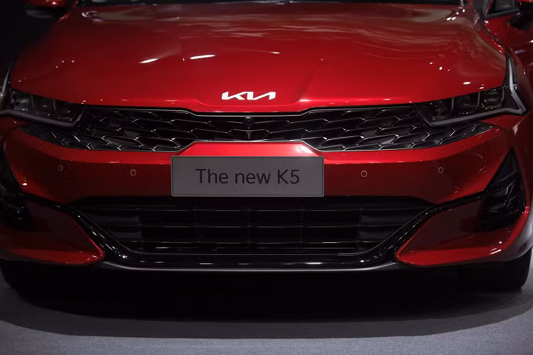 Kia K5 2022 mang kích thước DxRxC lần lượt: 4.905 x 1.860 x 1.465 mm, đi cùng với chiều dài cơ sở 2.850mm. Làm so sánh, chiều dài cơ sở của K5 2022 tăng 50 mm so với thế hệ cũ. Tùy vào phiên bản mà K5 2022 có các cấp độ trang trí khác nhau. Ở phiên bản GT Line cao cấp nhất, xe sử dụng “dàn chân” lắp bộ mâm 19 inch (235/45R18), đi cùng với ốp cản thể thao phong cách GT-Line.