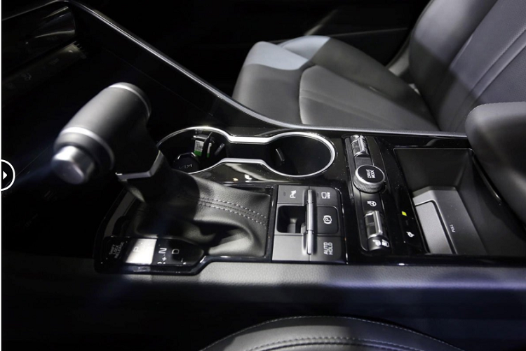 Xe đi kèm với hệ thống âm thanh 12 loa Bose cao cấp. Hệ thống điều hòa tự động 2 vùng độc lập, tích hợp cửa gió cho hàng ghế sau. Cửa sổ trời toàn cảnh Panorama. Chìa khóa thông minh và khởi động bằng nút bấm &amp; khởi động từ xa. Sạc điện thoại không dây. Chức năng sưởi ấm hàng ghế sau… Có thể nói, K5 2022 là mẫu xe được trang bị nhiều “đồ chơi” trong phân khúc sedan hạng D.