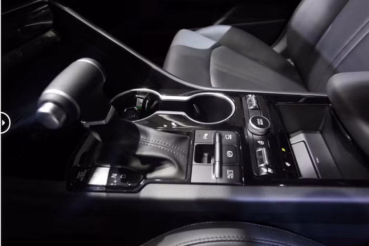 Xe đi kèm với hệ thống âm thanh 12 loa Bose cao cấp. Hệ thống điều hòa tự động 2 vùng độc lập, tích hợp cửa gió cho hàng ghế sau. Cửa sổ trời toàn cảnh Panorama. Chìa khóa thông minh và khởi động bằng nút bấm &amp; khởi động từ xa. Sạc điện thoại không dây. Chức năng sưởi ấm hàng ghế sau… Có thể nói, K5 2022 là mẫu xe được trang bị nhiều “đồ chơi” trong phân khúc sedan hạng D.