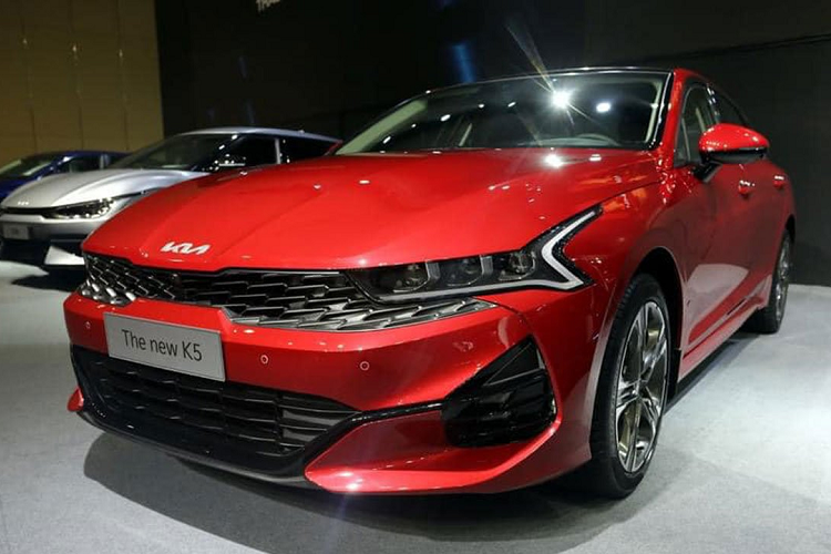 Giá xe Kia K5 2022 được xem là dễ tiếp cận trong phân khúc sedan hạng D khi bán ra từ 869 triệu đồng cho bản Tiêu chuẩn, còn rẻ hơn cả mẫu sedan hạng C - Honda Civic RS (929 triệu đồng). Ở phiên bản “full options” – K5 GT Line có giá 1,029 tỷ đồng chỉ bằng giá bán của Toyota Camry bản tiêu chuẩn (2.0G; 1,029 tỷ đồng).