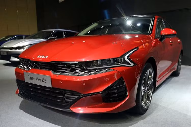 Giá xe Kia K5 2022 được xem là dễ tiếp cận trong phân khúc sedan hạng D khi bán ra từ 869 triệu đồng cho bản Tiêu chuẩn, còn rẻ hơn cả mẫu sedan hạng C - Honda Civic RS (929 triệu đồng). Ở phiên bản “full options” – K5 GT Line có giá 1,029 tỷ đồng chỉ bằng giá bán của Toyota Camry bản tiêu chuẩn (2.0G; 1,029 tỷ đồng).
