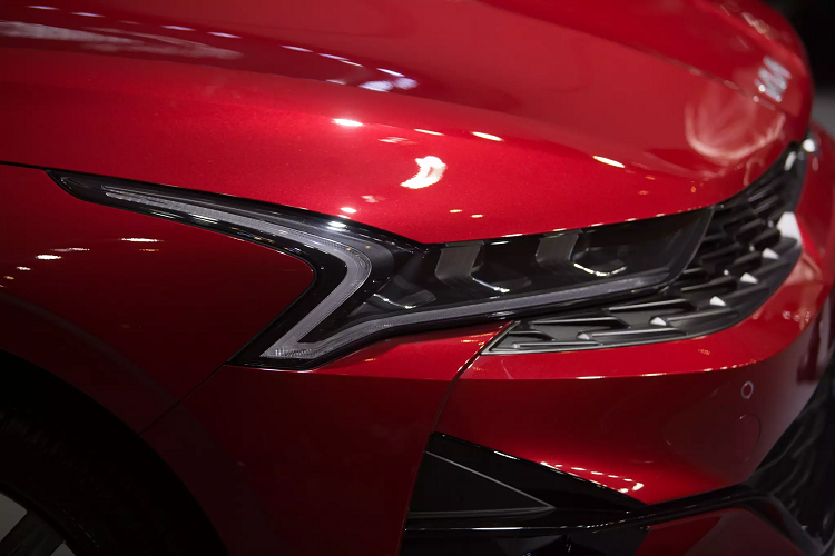 Bước sang thế hệ mới, mẫu xe sedan Kia K5 2022 sở hữu thiết kế và diện mạo ấn tượng hơn, mẫu sedan hạng D của Hàn được thiết kế theo phong cách trẻ trung, mang hơi hướng sedan coupe hấp dẫn. Xe sử dụng đèn pha và đèn hậu full-LED.