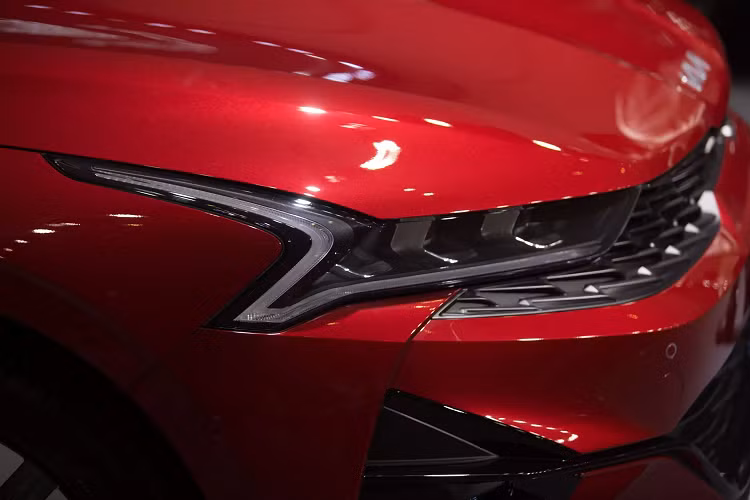 Bước sang thế hệ mới, mẫu xe sedan Kia K5 2022 sở hữu thiết kế và diện mạo ấn tượng hơn, mẫu sedan hạng D của Hàn được thiết kế theo phong cách trẻ trung, mang hơi hướng sedan coupe hấp dẫn. Xe sử dụng đèn pha và đèn hậu full-LED.