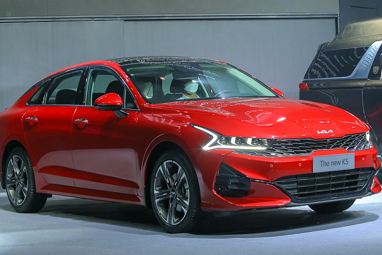 Cùng với dòng MPV Kia Carnival và CUV Kia Sonet, Thaco đã giới thiệu thế hệ mới của dòng Kia Optima – đổi tên thành Kia K5 2022 mới. Xe được bán ra tổng cộng 3 phiên bản: 2.0 Luxury 869 triệu đồng, 2.0 Premium 929 triệu đồng, 2.5 GT Line 1,029 tỷ đồng.