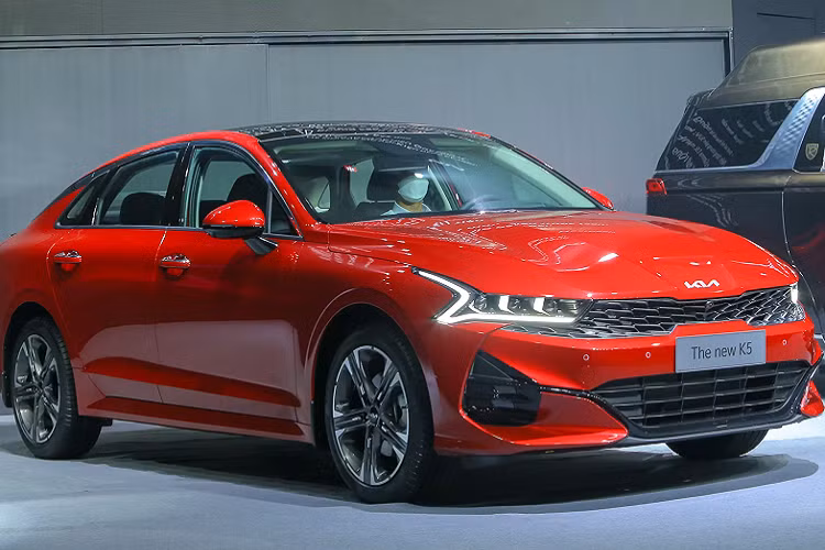 Cùng với dòng MPV Kia Carnival và CUV Kia Sonet, Thaco đã giới thiệu thế hệ mới của dòng Kia Optima – đổi tên thành Kia K5 2022 mới. Xe được bán ra tổng cộng 3 phiên bản: 2.0 Luxury 869 triệu đồng, 2.0 Premium 929 triệu đồng, 2.5 GT Line 1,029 tỷ đồng.