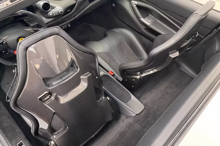 Hiện vẫn chưa rõ giá xe Ferrari F8 Spider màu trắng đầu tiên về nước nhưng theo giới thạo xe, đây là phiên bản nhập tư và nó sẽ không dưới 20 tỷ đồng khi lăn bánh tại Việt Nam. Mức giá xe Ferrari phiên bản F8 Spider xuất xưởng rơi vào khoảng 279.450 USD, tương đương 6,5 tỷ đồng.