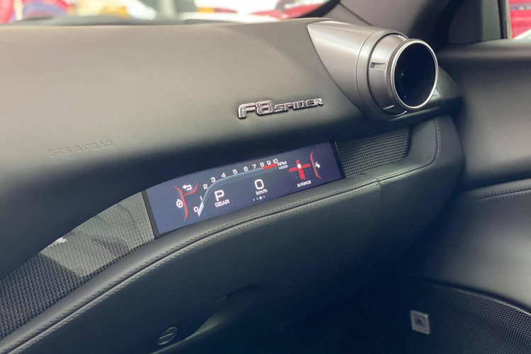 Chủ nhân của siêu xe Ferrari F8 Spider có thể đóng hoặc mở phần mui xếp cứng ngay cả khi xe đang lăn bánh, nhưng hãng xe Ý khuyến cáo các khách hàng của họ nên làm điều này khi tốc độ của Ferrari F8 Spider dưới 50 km/h.