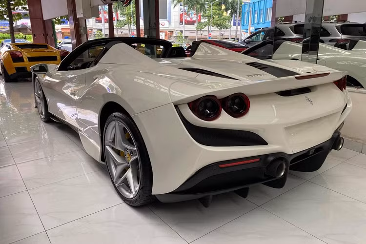 "Trái tim" của siêu xe mui trần Ferrari F8 Spider vẫn là khối động cơ V8, tăng áp kép, dung tích 3.9 lít quen thuộc trên Ferrari 488 GTB nhưng nay đã tạo ra công suất tối đa 711 mã lực và mô-men cực đại 770 Nm tương đương với Ferrari 488 Pista Spider.