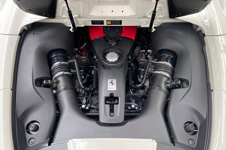 Điểm khác biệt của mẫu xe Ferrari F8 Tributo với bản mui trần đến từ việc mui xếp cứng trên Ferrari F8 Spider có thể đóng hoặc mở trong thời gian khoảng 14 giây. Bên cạnh đó còn có vách ngăn nhỏ bằng kính nằm ngay giữa hai ghế ngồi của Ferrari F8 Spider được điều chỉnh bằng nút bấm trong khoang lái