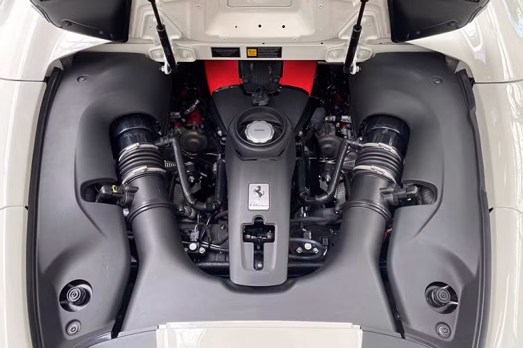 Điểm khác biệt của mẫu xe Ferrari F8 Tributo với bản mui trần đến từ việc mui xếp cứng trên Ferrari F8 Spider có thể đóng hoặc mở trong thời gian khoảng 14 giây. Bên cạnh đó còn có vách ngăn nhỏ bằng kính nằm ngay giữa hai ghế ngồi của Ferrari F8 Spider được điều chỉnh bằng nút bấm trong khoang lái