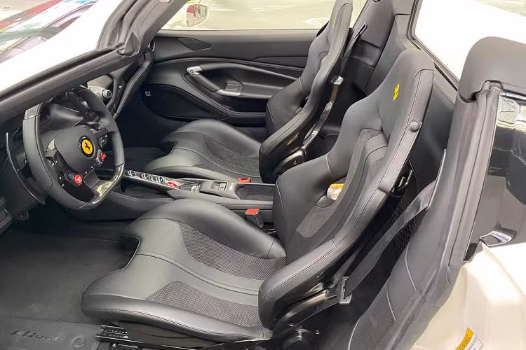 Hiện đây là chiếc siêu xe mui trần Ferrari F8 Spider độc nhất Việt Nam mang màu trắng, đây cũng đồng thời là 1 trong 3 chiếc xe Ferrari F8 Spider đang có mặt tại dải đất hình chữ S này. Hai chiếc xe còn lại mang ngoại thất màu vàng và đỏ.