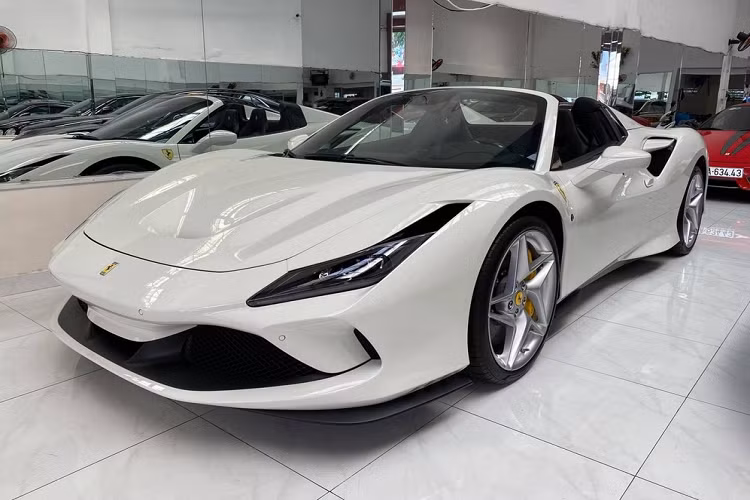 Sức mạnh này được truyền đến bánh sau của xe thông qua hộp số tự động ly hợp kép 7 cấp, nhờ đó, siêu xe mui trần của Ferrari F8 Tributo có thể tăng tốc lên 100 km/h từ vị trí xuất phát trong thời gian chỉ 2,9 giây, trước khi đạt vận tốc tối đa 325 km/h khi mở mui. Nếu muốn đạt vận tốc 340 km/h, khách hàng cần đóng mui Ferrari F8 Spider lại.