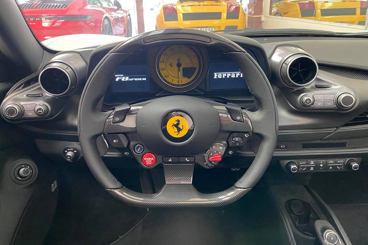 Siêu xe mui trần Ferrari F8 Spider thứ 3 về Việt Nam có ngoại thất sơn màu trắng cùng nhiều chi tiết được hoàn thiện với màu đen nhám và carbon, xe đi kèm bộ mâm 5 chấu kép dạng xoắn sơn màu bạc cùng kẹp phanh màu vàng nổi bật.