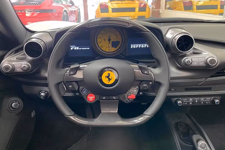 Siêu xe mui trần Ferrari F8 Spider thứ 3 về Việt Nam có ngoại thất sơn màu trắng cùng nhiều chi tiết được hoàn thiện với màu đen nhám và carbon, xe đi kèm bộ mâm 5 chấu kép dạng xoắn sơn màu bạc cùng kẹp phanh màu vàng nổi bật.