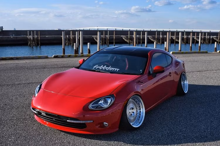 Khi chính thức được bán trong năm 2015, giá xe Toyota 86 Style Cb có mức bán lẻ 4.180.582 Yên (tương đương 904 triệu đồng theo tỷ giá hiện tại). Nó vẫn được trang bị động cơ dung tích 2.0 lít sản sinh 200 mã lực giống bản tiêu chuẩn. Chiếc xe trong những bức ảnh ở đây thuộc về người sử dụng có tên “squaad_zn6” trên Instagram, hiện đang sinh sống ở Đài Loan. Thân vỏ xe đã được sửa đổi và lắp lại lên thân xe cho phù hợp bộ la-zăng và thiết lập hệ thống treo cực thấp mới.