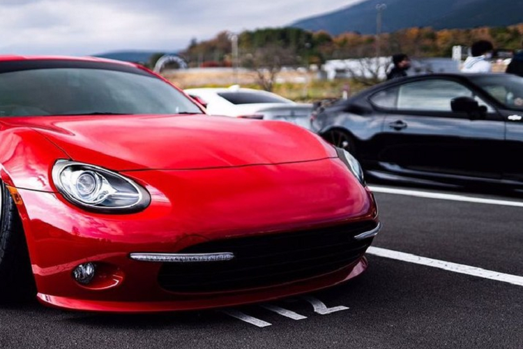 Ngoại trừ bộ la-zăng và hệ thống treo độ theo kiểu “stance” mới, thân vỏ của chiếc Toyota 86 màu đỏ này hoàn toàn là hàng chính hãng. Dù ban đầu không lăn bánh khỏi nhà máy với bộ dạng như thế, nhưng Toyota là người tự tay thay đổi nó. Chính xác hơn, đây là một chiếc xe thể thao Toyota 86 Style Cb đã ra mắt cách đây 6 năm. Nó được thiết kế đặc biệt để thu hút phụ nữ Nhật Bản, và nó là một chiếc xe hiếm gặp trên đường.