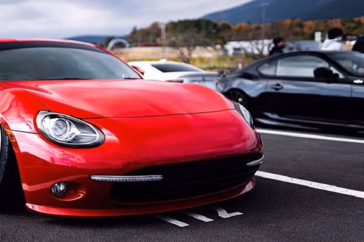 Ngoại trừ bộ la-zăng và hệ thống treo độ theo kiểu “stance” mới, thân vỏ của chiếc Toyota 86 màu đỏ này hoàn toàn là hàng chính hãng. Dù ban đầu không lăn bánh khỏi nhà máy với bộ dạng như thế, nhưng Toyota là người tự tay thay đổi nó. Chính xác hơn, đây là một chiếc xe thể thao Toyota 86 Style Cb đã ra mắt cách đây 6 năm. Nó được thiết kế đặc biệt để thu hút phụ nữ Nhật Bản, và nó là một chiếc xe hiếm gặp trên đường.