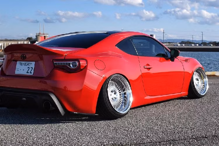 Thực tế, không có gì bất thường khi Toyota tự tạo ra các phiên bản khác nhau của cùng một mẫu xe có sẵn. Họ là một thế lực cực mạnh ở Nhật Bản, với một thành phố mang tên mình và mạng lưới đại lý khổng lồ được tách thành các "thương hiệu con" như Toyopet, Corolla và Netz. Thời xưa, mẫu 86 ban đầu cũng có một phiên bản khác biệt được gọi là Levin, trang bị đèn pha cố định hình vuông thay vì kiểu đèn pop-up.