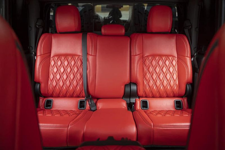 Chiếc Apocalypse Sinister 6x6 được đại lý tư nhân Việt Nam chào bán có nội thất bọc da đỏ thể thao.