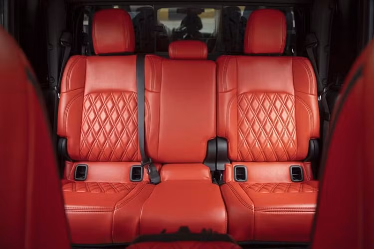 Chiếc Apocalypse Sinister 6x6 được đại lý tư nhân Việt Nam chào bán có nội thất bọc da đỏ thể thao.