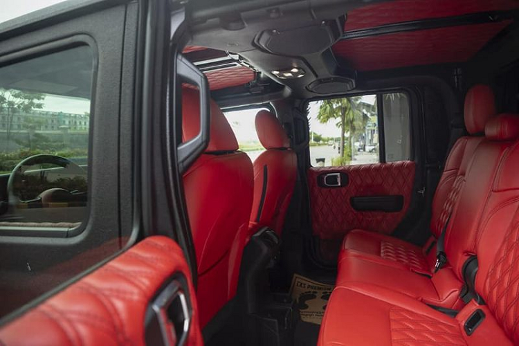 Apocalypse Sinister 6x6 được thiết kế cho mục đích chinh phục mọi địa hình, kể cả những cung đường khó nhằn nhất vì vậy xe được trang bị bộ mâm Patagonia 38 inch kèm lốp địa hình siêu "khủng", dải đèn LED trên kính chắn gió, đèn pha LED hình tròn có đèn viền đổi màu thông qua ứng dụng riêng và thùng chở hàng có thanh giằng kiên cố.