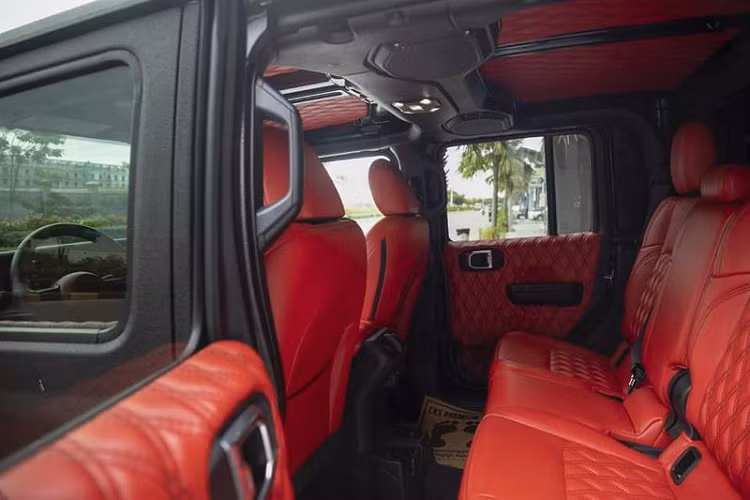 Apocalypse Sinister 6x6 được thiết kế cho mục đích chinh phục mọi địa hình, kể cả những cung đường khó nhằn nhất vì vậy xe được trang bị bộ mâm Patagonia 38 inch kèm lốp địa hình siêu "khủng", dải đèn LED trên kính chắn gió, đèn pha LED hình tròn có đèn viền đổi màu thông qua ứng dụng riêng và thùng chở hàng có thanh giằng kiên cố.