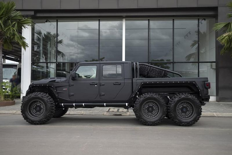 Sức mạnh được gửi đến cả 6 bánh xe, cung cấp sức kéo lên tới 5,44 tấn, tời kéo phía trước cung có thể kéo hơn 4,3 tấn. Mức giá xe Apocalypse 6x6 tại Việt Nam được đại lý tư nhân chào bán hơn 300.000 USD (khoảng 6,83 tỷ đồng).