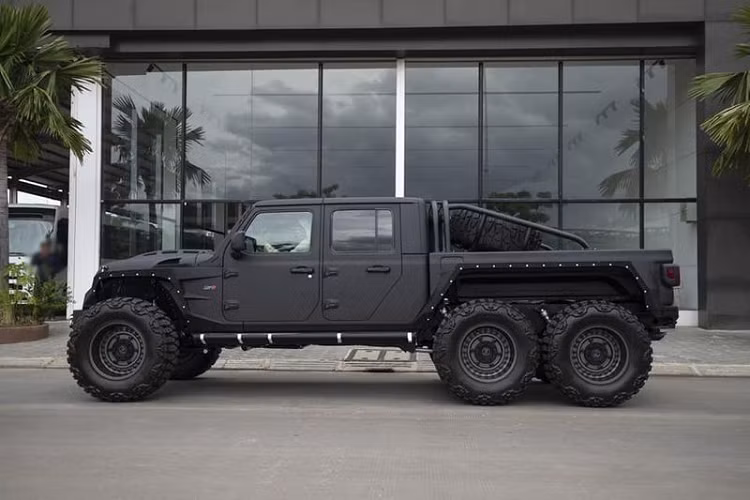 Sức mạnh được gửi đến cả 6 bánh xe, cung cấp sức kéo lên tới 5,44 tấn, tời kéo phía trước cung có thể kéo hơn 4,3 tấn. Mức giá xe Apocalypse 6x6 tại Việt Nam được đại lý tư nhân chào bán hơn 300.000 USD (khoảng 6,83 tỷ đồng).