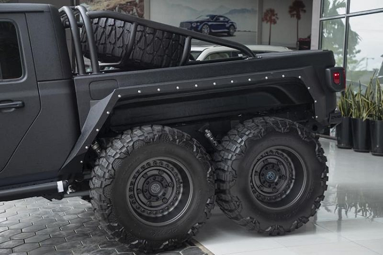 SoFlo Jeeps thậm chí đã cắt đôi chiếc xe để kéo dài hốc bánh sau, bổ sung trục bánh xe thứ 3, thay thế hệ thống treo nguyên bản bằng loại 5 inch kết hợp giảm chấn Falcon với hành trình dài 14 inch.