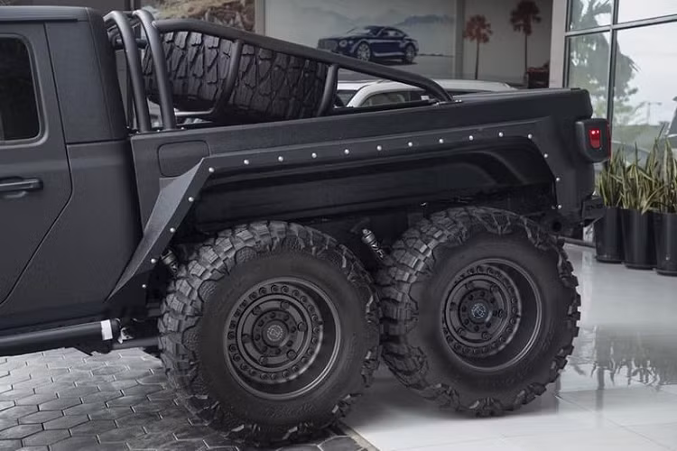 SoFlo Jeeps thậm chí đã cắt đôi chiếc xe để kéo dài hốc bánh sau, bổ sung trục bánh xe thứ 3, thay thế hệ thống treo nguyên bản bằng loại 5 inch kết hợp giảm chấn Falcon với hành trình dài 14 inch.