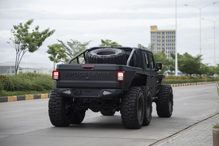 Chưa hết, Apocalypse 6x6 còn sở hữu nắp ca-pô làm từ sợi thủy tinh và được phủ lớp chống trầy đặc biệt cho toàn bộ phần thân.