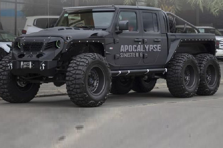 Chiếc Jeep Gladiator độ 6 chân này được xây dựng trên Gladiator thế hệ mới nhưng dường như phần nguyên bản duy nhất còn được giữ lại của chiếc xe Jeep là 4 cánh cửa, vì vậy, nếu chỉ nhìn ảnh thì chắc chắn không ai có thể nhận ra đây là một chiếc Jeep Gladiator.