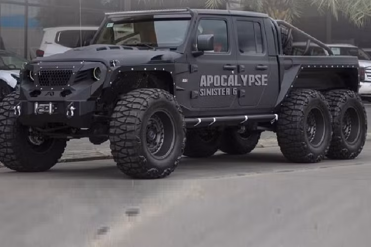 Chiếc Jeep Gladiator độ 6 chân này được xây dựng trên Gladiator thế hệ mới nhưng dường như phần nguyên bản duy nhất còn được giữ lại của chiếc xe Jeep là 4 cánh cửa, vì vậy, nếu chỉ nhìn ảnh thì chắc chắn không ai có thể nhận ra đây là một chiếc Jeep Gladiator.