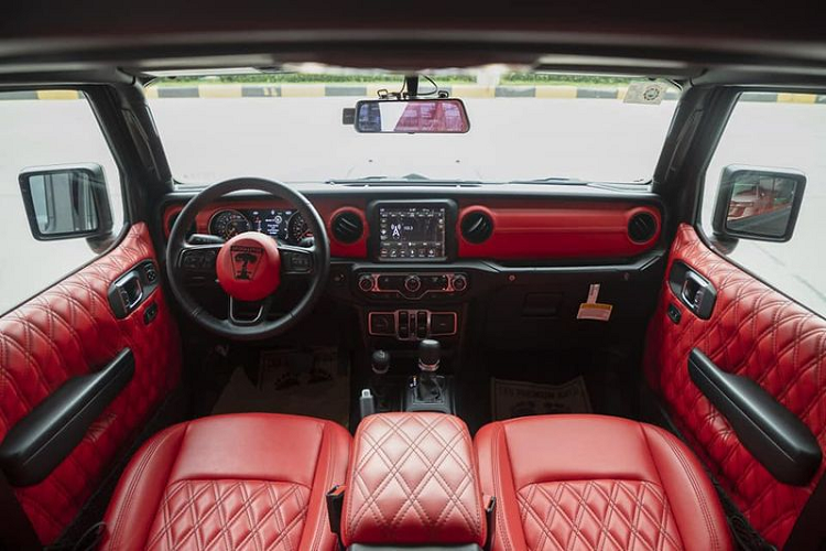 Đặc biệt, hệ thống treo còn được lắp thêm đèn LED để hỗ trợ quan sát bề mặt địa hình, dàn đèn này có thể điều khiển thông qua nút bấm trong cabin.