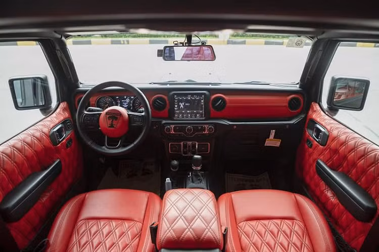 Đặc biệt, hệ thống treo còn được lắp thêm đèn LED để hỗ trợ quan sát bề mặt địa hình, dàn đèn này có thể điều khiển thông qua nút bấm trong cabin.