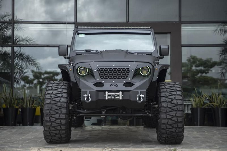 Về truyền động, Jeep Gladiator Apocalypse Sinister 6x6 có 2 tùy chọn sức mạnh, 300 mã lực hoặc V8 6.2L 430 mã lực / 576 Nm.